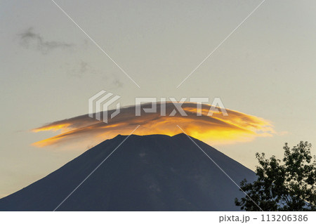 富士山にかかる茜色に輝く二重の笠雲・忍野村 富士山にかかる茜色に輝く二重の笠雲・忍野村 113206386