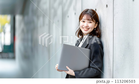 ノートパソコンを持つビジネスウーマン 113206503
