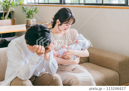 赤ちゃんの子育て・育児で悩む男性と笑顔の女性(夫婦・カップル) 赤ちゃんの子育て・育児で悩む男性と笑顔の女性(夫婦・カップル) 113206827