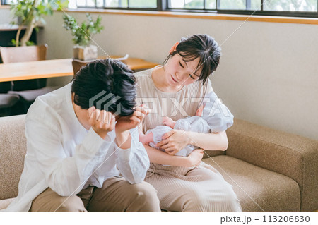 赤ちゃんの子育て・育児で悩む男性と慰める女性(夫婦・カップル) 赤ちゃんの子育て・育児で悩む男性と慰める女性(夫婦・カップル) 113206830