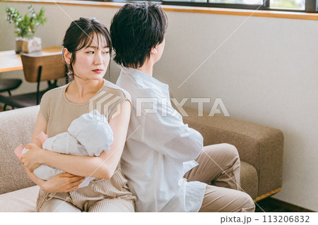 赤ちゃんの子育て・育児で喧嘩する夫婦・カップル 赤ちゃんの子育て・育児で喧嘩する夫婦・カップル 113206832