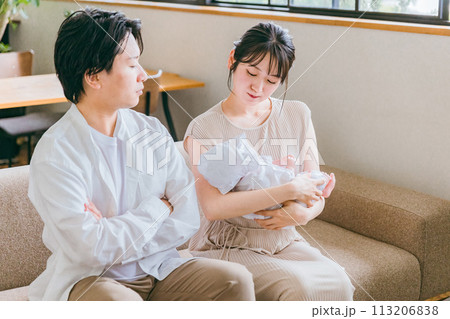 赤ちゃんの子育て・育児で喧嘩する夫婦・カップル 赤ちゃんの子育て・育児で喧嘩する夫婦・カップル 113206838