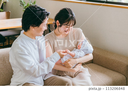 赤ちゃんと出産後の育児休暇を過ごす若い夫婦・親子・家族・ファミリー 赤ちゃんと出産後の育児休暇を過ごす若い夫婦・親子・家族・ファミリー 113206848