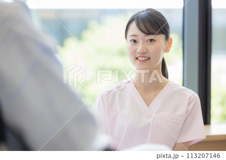 医療 患者さんとお話をする看護師 撮影協力「LINK FOREST」 医療 患者さんとお話をする看護師 撮影協力「LINK FOREST」 113207146