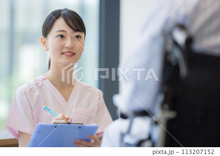 医療　患者さんとお話をする看護師　撮影協力「LINK FOREST」 113207152