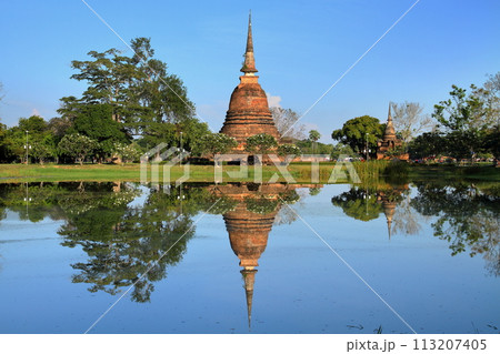 タイ北部の古都スコータイ 世界文化遺産のスコータイ歴史公園内のワットサーシー寺院仏塔と池の水鏡 タイ北部の古都スコータイ 世界文化遺産のスコータイ歴史公園内のワットサーシー寺院仏塔と池の水鏡 113207405