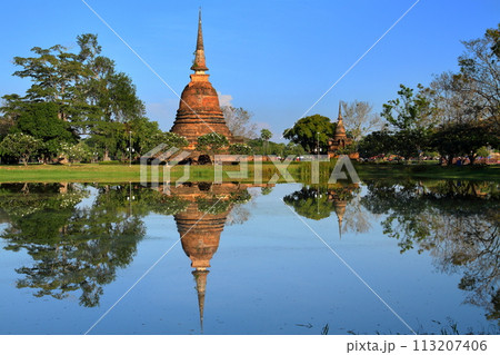 タイ北部の古都スコータイ 世界文化遺産のスコータイ歴史公園内のワットサーシー寺院仏塔と池の水鏡 タイ北部の古都スコータイ 世界文化遺産のスコータイ歴史公園内のワットサーシー寺院仏塔と池の水鏡 113207406