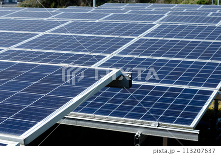 汚れが目立ってきた太陽光パネル 113207637