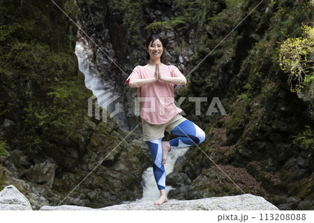 森の中でヨガをする爽やかな女性 113208088