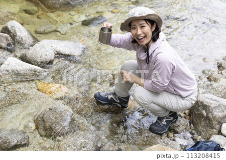 ハイキングを楽しむ女性 ハイキングを楽しむ女性 113208415