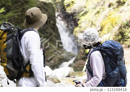 ハイキングを楽しむカップル 113208418