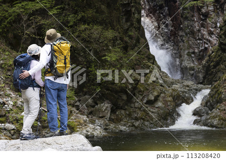 ハイキングを楽しむカップル 113208420
