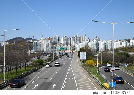 ソウルのマンション群と高速道路【城東区・豆毛橋】 ソウルのマンション群と高速道路【城東区・豆毛橋】 113208576