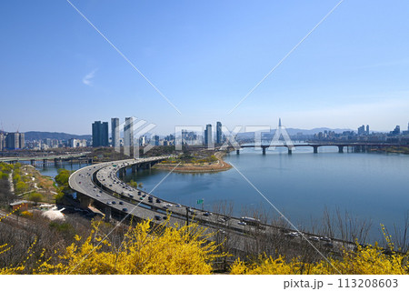 月見公園から見た漢江と豆毛橋【ソウル特別市】 月見公園から見た漢江と豆毛橋【ソウル特別市】 113208603