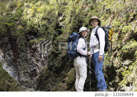 ハイキングを楽しむカップル 113208649
