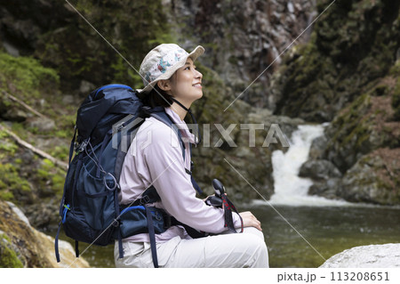 新緑のハイキングを楽しむ女性 113208651
