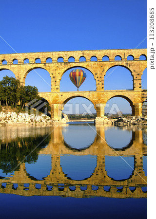 ポン・デュ・ガール・ローマ水道橋の美しい景観	 113208685