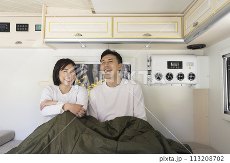 キャンピングカーで旅するカップル キャンピングカーで旅するカップル 113208702