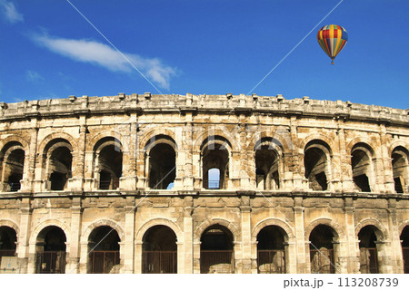 古代ローマの円形闘技場上空を漂うバルーン合成 113208739