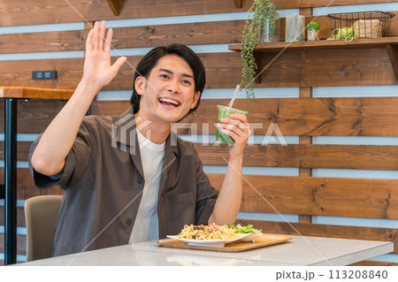 カフェ・学食・社員食堂・飲食店・レストランで食事をする男性 113208840