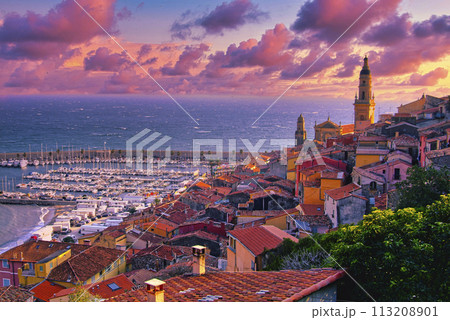 マントンの美しい街並み夕景	 113208901