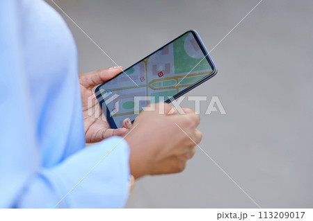 Smartphone with map in screen in hands of businesswoman 113209017