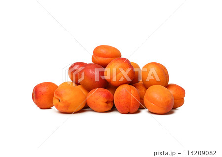 PNG,A bunch of fresh apricots, isolated on white background 113209082
