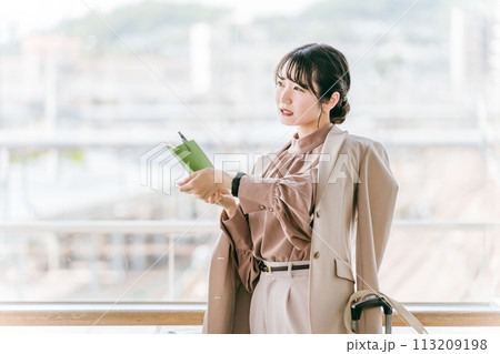 駅・ターミナルで電車の乗り遅れ・遅延・運休で困る・焦るビジネスウーマン・若い女性 113209198