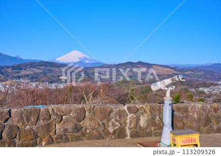 春の神奈川県中郡二宮町の吾妻山公園展望台から西側の眺望(小田原市,富士山,足柄上郡,箱根の山々など) 113209326
