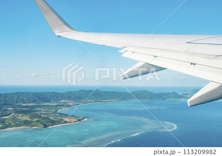 石垣島を離陸する飛行機 113209982