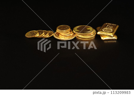 美しい輝きを放つ実物資産の金貨が人気高騰です。 113209983
