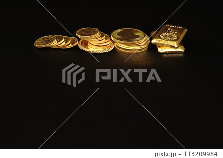 美しい輝きを放つ実物資産の金貨が人気高騰です。 113209984