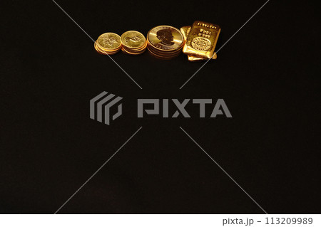 美しい輝きを放つ実物資産の金貨が人気高騰です。 113209989