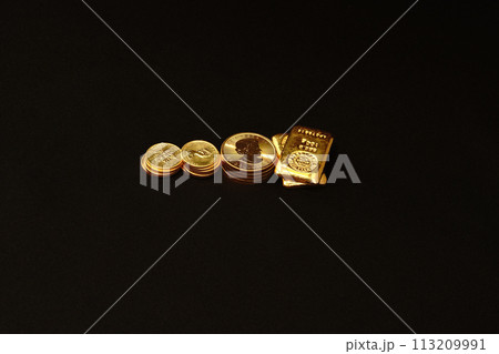 美しい輝きを放つ実物資産の金貨が人気高騰です。 113209991
