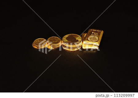 美しい輝きを放つ実物資産の金貨が人気高騰です。 113209997