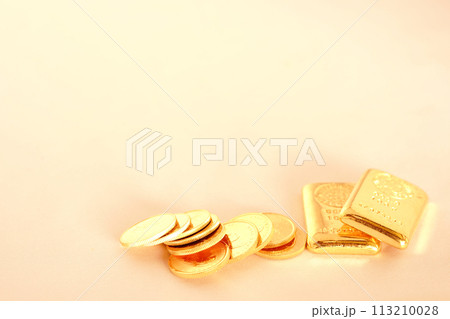 美しい輝きを放つ実物資産の金貨が人気高騰です。 113210028