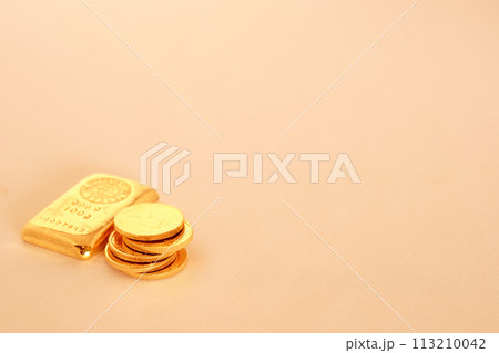 美しい輝きを放つ実物資産の金貨が人気高騰です。 113210042