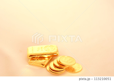 美しい輝きを放つ実物資産の金貨が人気高騰です。 113210051