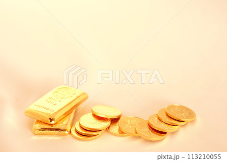 美しい輝きを放つ実物資産の金貨が人気高騰です。 113210055