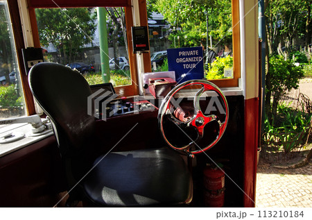 リスボンのトラムの運転席 113210184