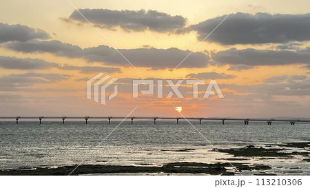 沖縄豊見城瀬長島沖に沈む夕陽 113210306