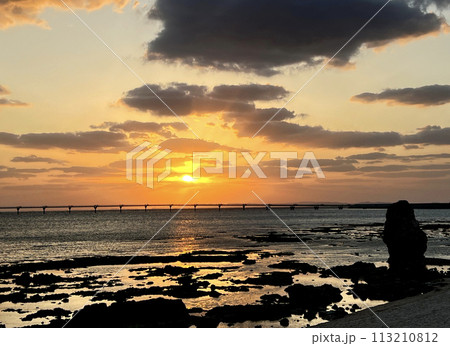 沖縄豊見城瀬長島沖に沈む夕陽 113210812