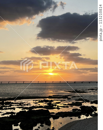 沖縄豊見城瀬長島沖に沈む夕陽 113210814