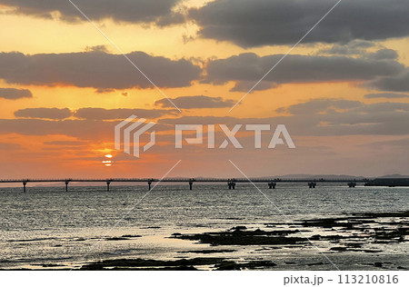 沖縄豊見城瀬長島沖に沈む夕陽 113210816