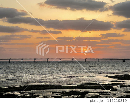 沖縄豊見城瀬長島沖に沈む夕陽 113210819