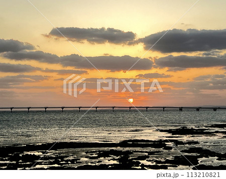 沖縄豊見城瀬長島沖に沈む夕陽 113210821