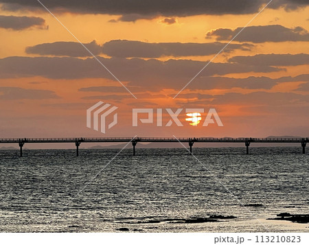 沖縄豊見城瀬長島沖に沈む夕陽 113210823