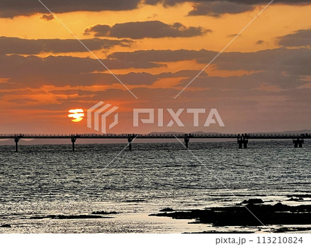 沖縄豊見城瀬長島沖に沈む夕陽 113210824