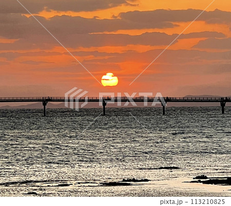 沖縄豊見城瀬長島沖に沈む夕陽 113210825