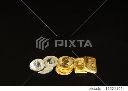 美しい輝きを放つ実物資産の金貨とプラチナ硬貨 113211024
